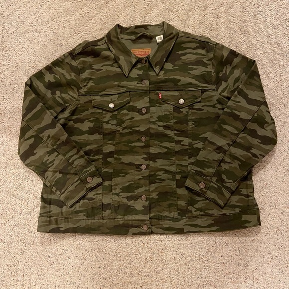 Levi's Jackets & Blazers - Levi’s !!